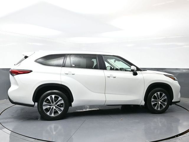 Used 2023 Toyota Highlander XLE FWD image 2