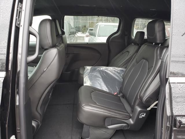 New 2026 Chrysler Pacifica Select image 7
