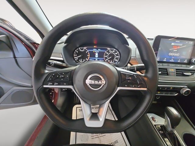 Used 2025 Nissan Altima 2.5 SV FWD image 13