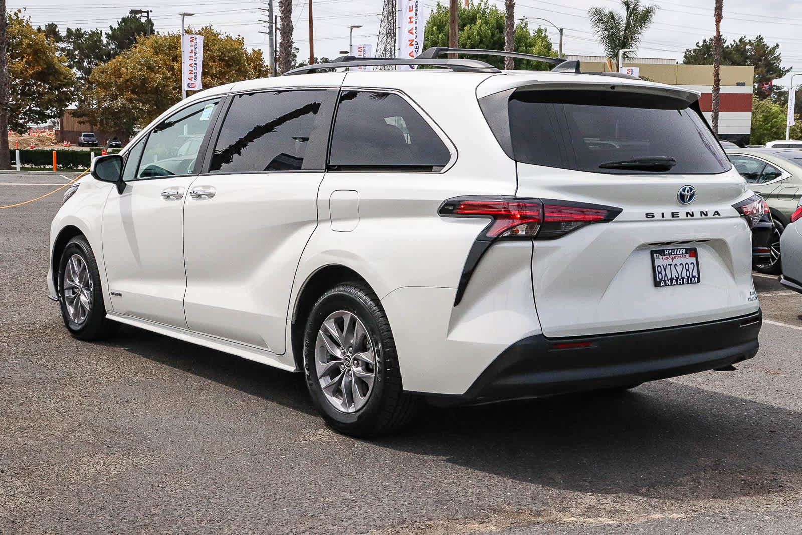 Used 2021 Toyota Sienna XLE w/ XLE Plus Package FWD image 9