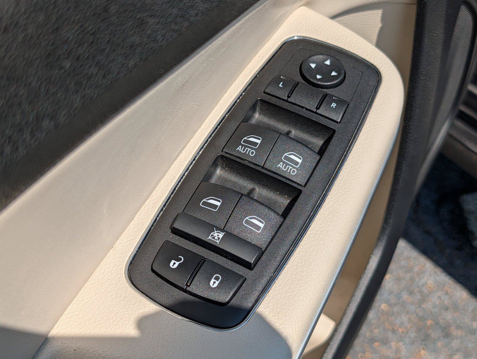 Used 2023 Chrysler 300 Touring L w/ Comfort Group RWD image 15