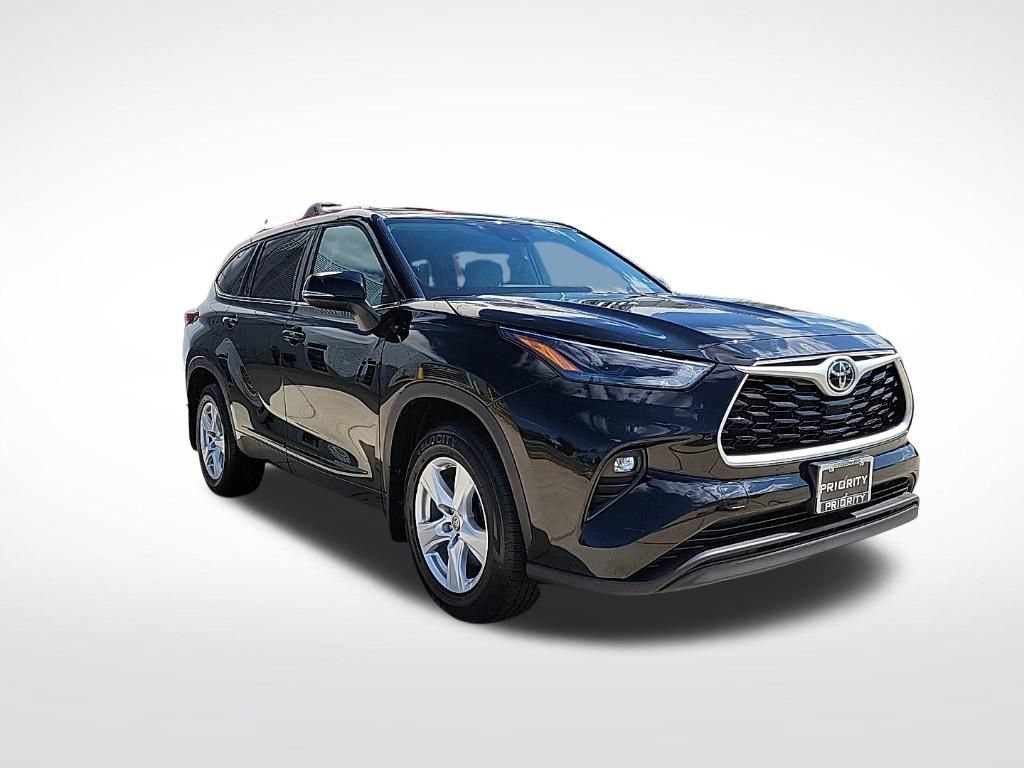 Used 2022 Toyota Highlander LE AWD/4WD image 5