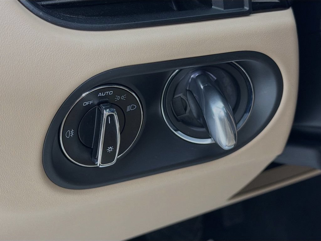 Certified 2023 Porsche Macan AWD/4WD image 14