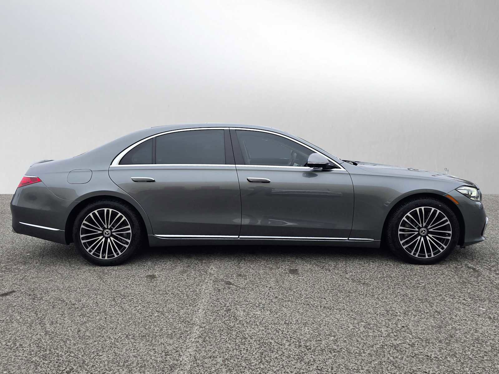 Used 2024 Mercedes-Benz S 580e 4MATIC Sedan image 2