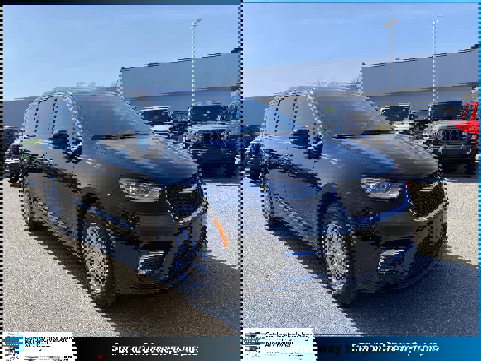 Used 2025 Chrysler Pacifica Select image 1