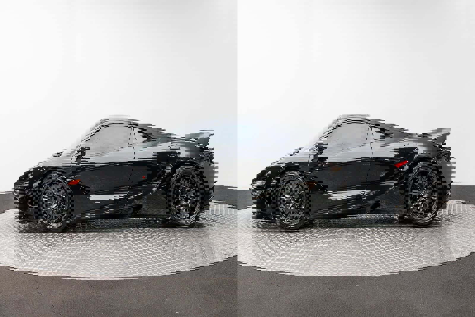 Used 2023 McLaren 720S Spider image 3