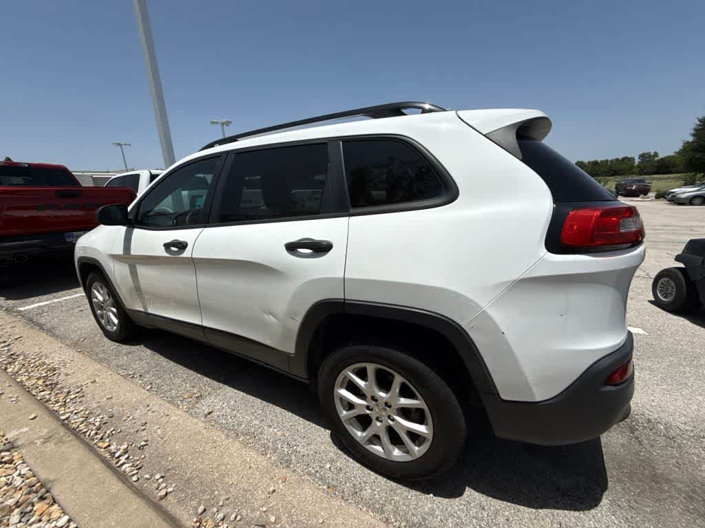 Used 2016 Jeep Cherokee Sport FWD image 3