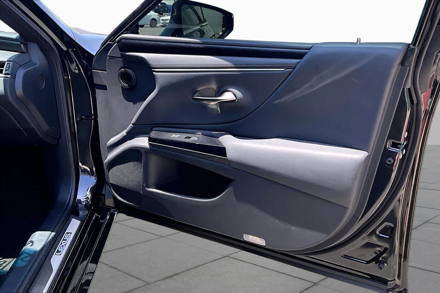 Used 2025 Lexus ES 300h w/ Premium Package FWD image 22