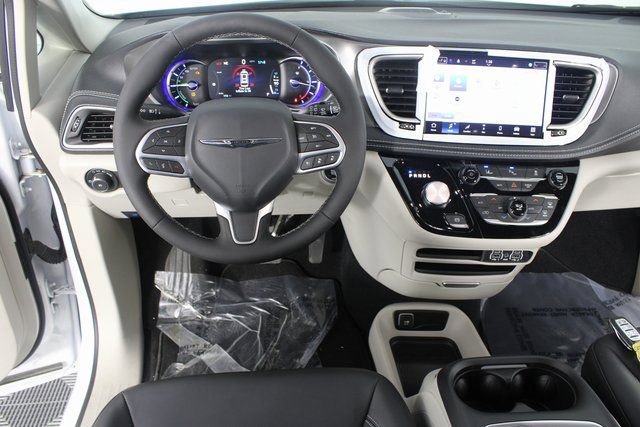 Used 2024 Chrysler Pacifica Select image 10