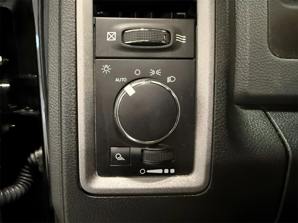 Used 2017 RAM 3500 Tradesman w/ Chrome Appearance Group image 17