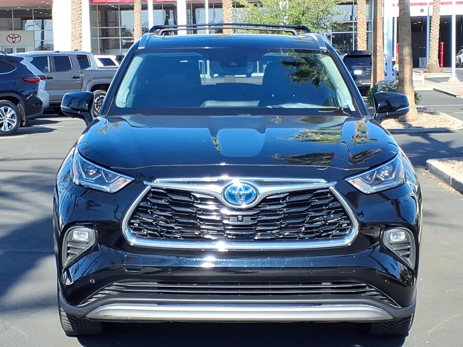 Used 2023 Toyota Highlander Platinum FWD image 2