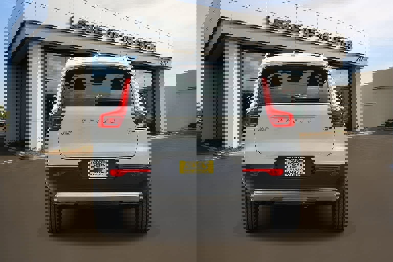 Used 2022 Volvo XC40 T5 Inscription w/ Advanced Package image 3