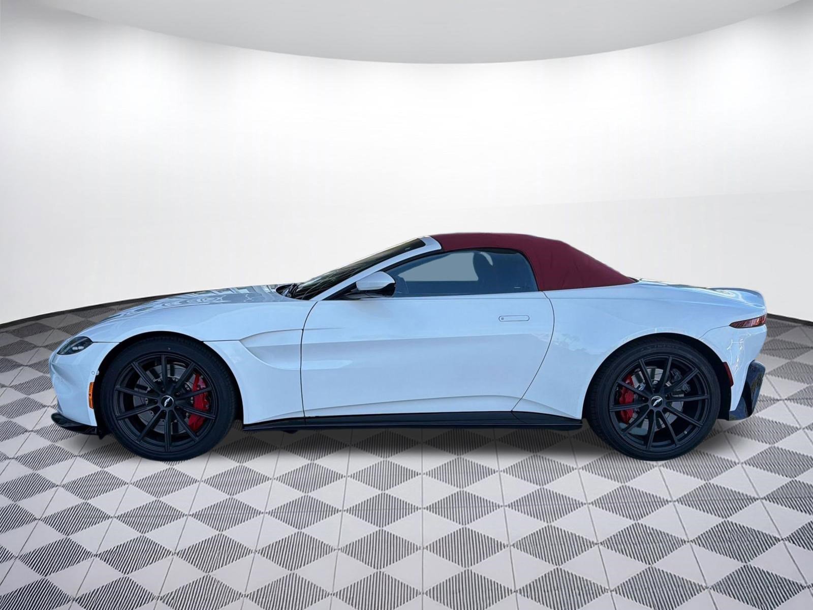 Used 2021 Aston Martin V8 Vantage Roadster RWD image 30