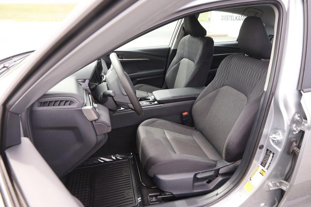 Used 2025 Toyota Camry LE FWD image 8