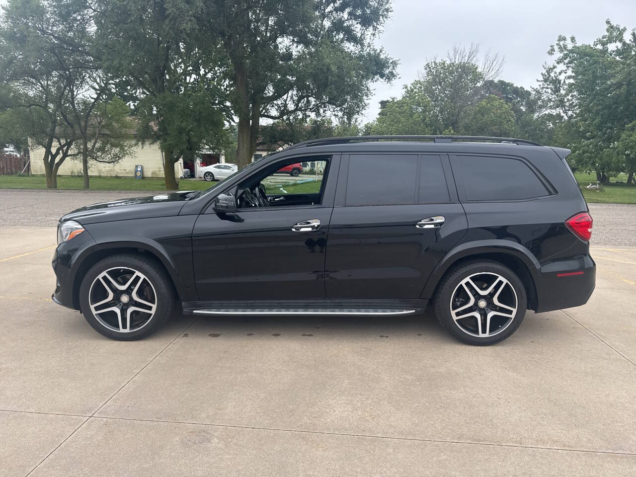 Used 2017 Mercedes-Benz GLS 550 4MATIC image 2