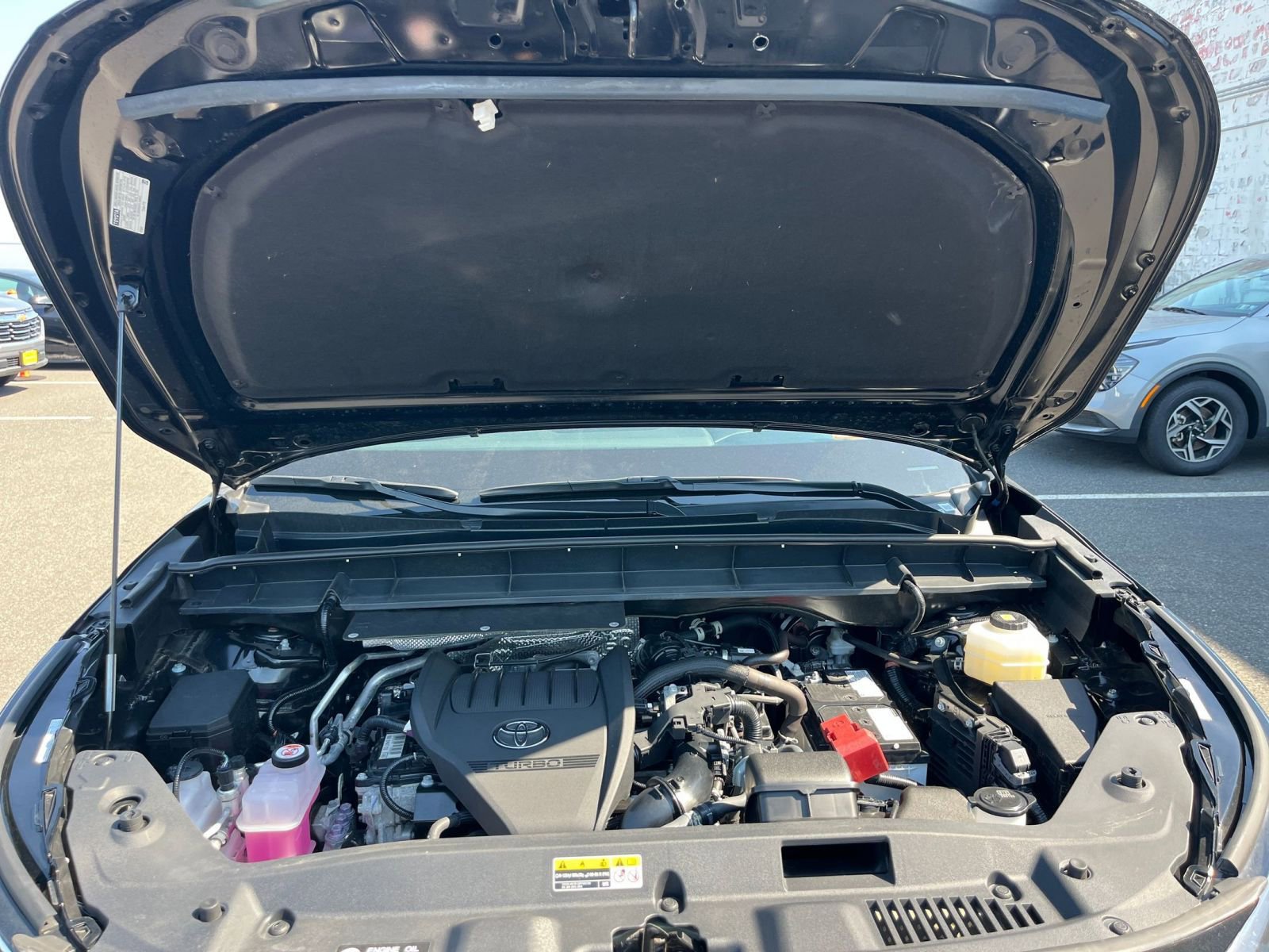 Used 2025 Toyota Highlander LE FWD image 34