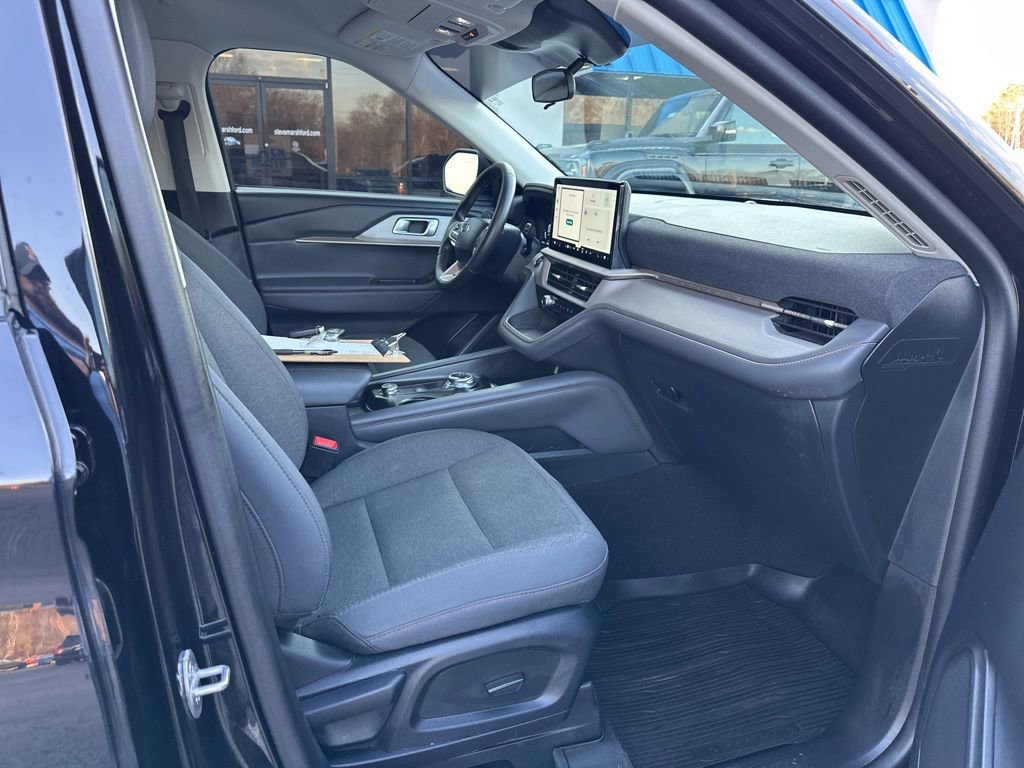 Used 2025 Ford Explorer Active image 18
