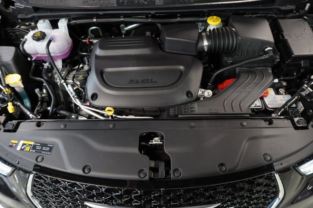 New 2023 Chrysler Pacifica Limited w/ Uconnect Theater Family Group image 38