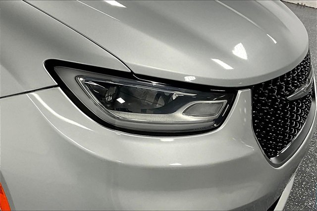 Used 2023 Chrysler Pacifica Limited image 29