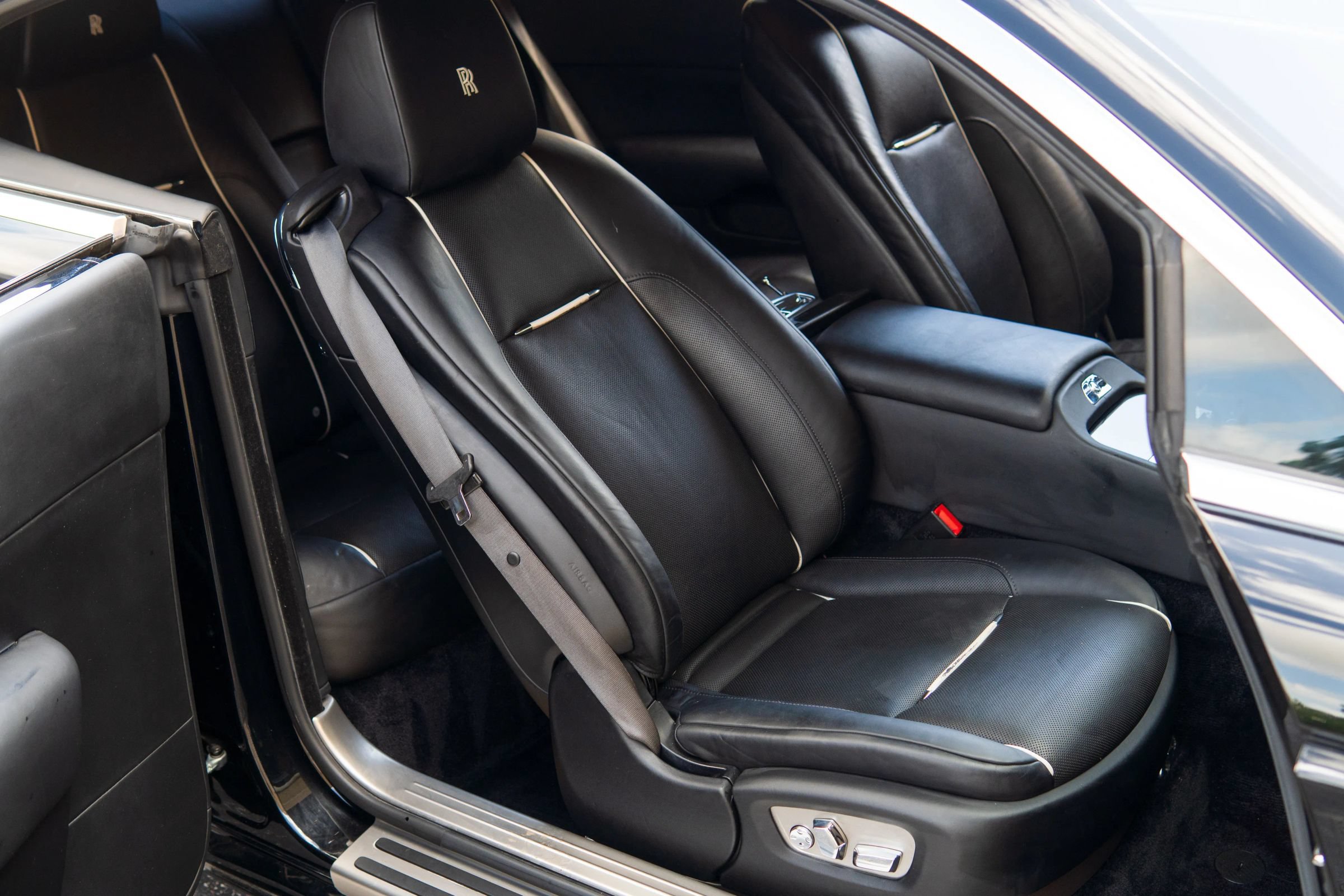 Used 2016 Rolls-Royce Wraith RWD image 32