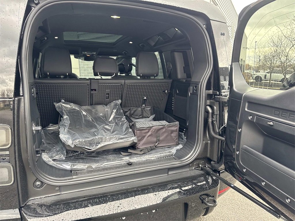 New 2026 Land Rover Defender 110 X-Dynamic SE image 6