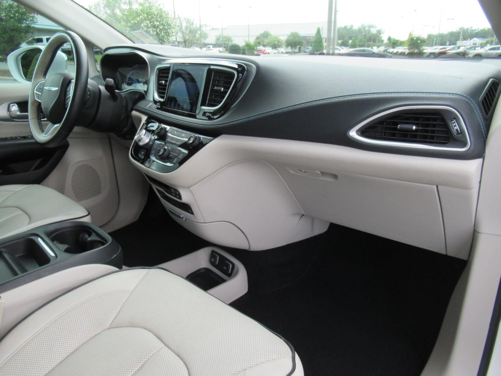 Used 2017 Chrysler Pacifica Platinum FWD image 11