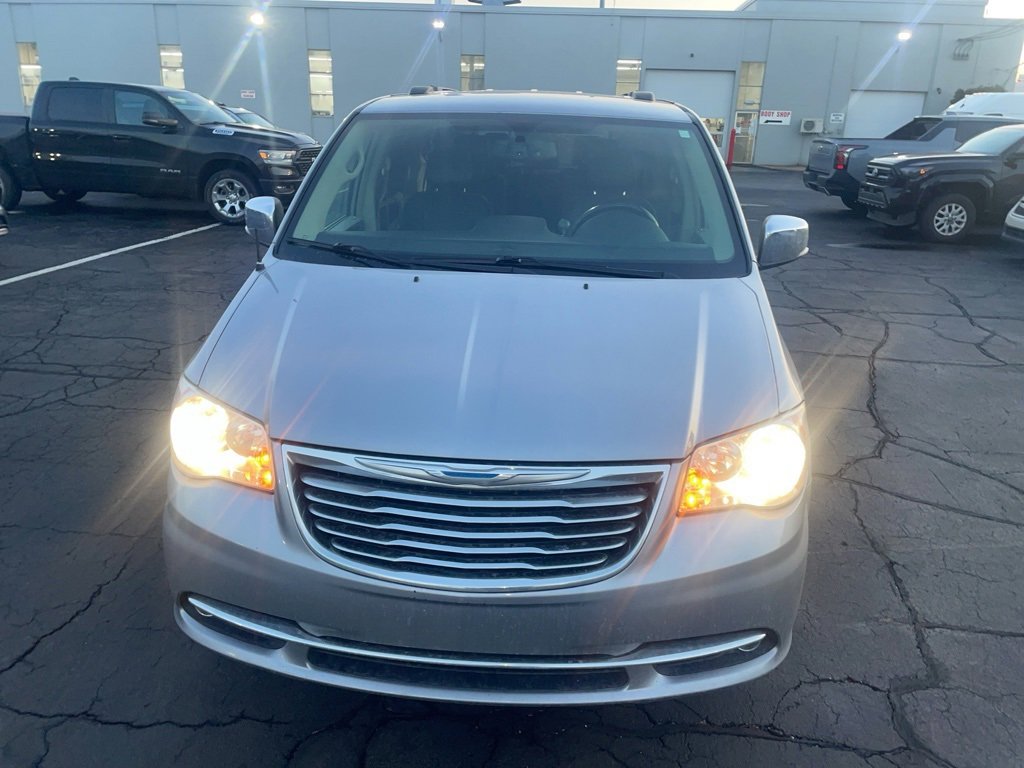 Used 2015 Chrysler Town & Country Touring-L w/ Driver Convenience Group image 2
