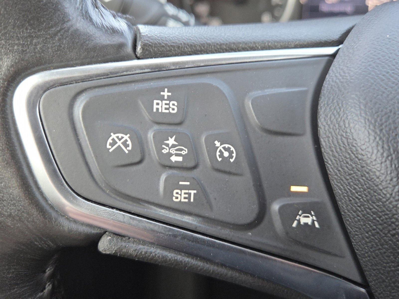 Used 2020 Chevrolet Equinox LT w/ Driver Convenience Package image 8