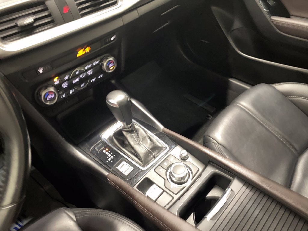 Used 2018 MAZDA MAZDA3 Touring FWD image 21