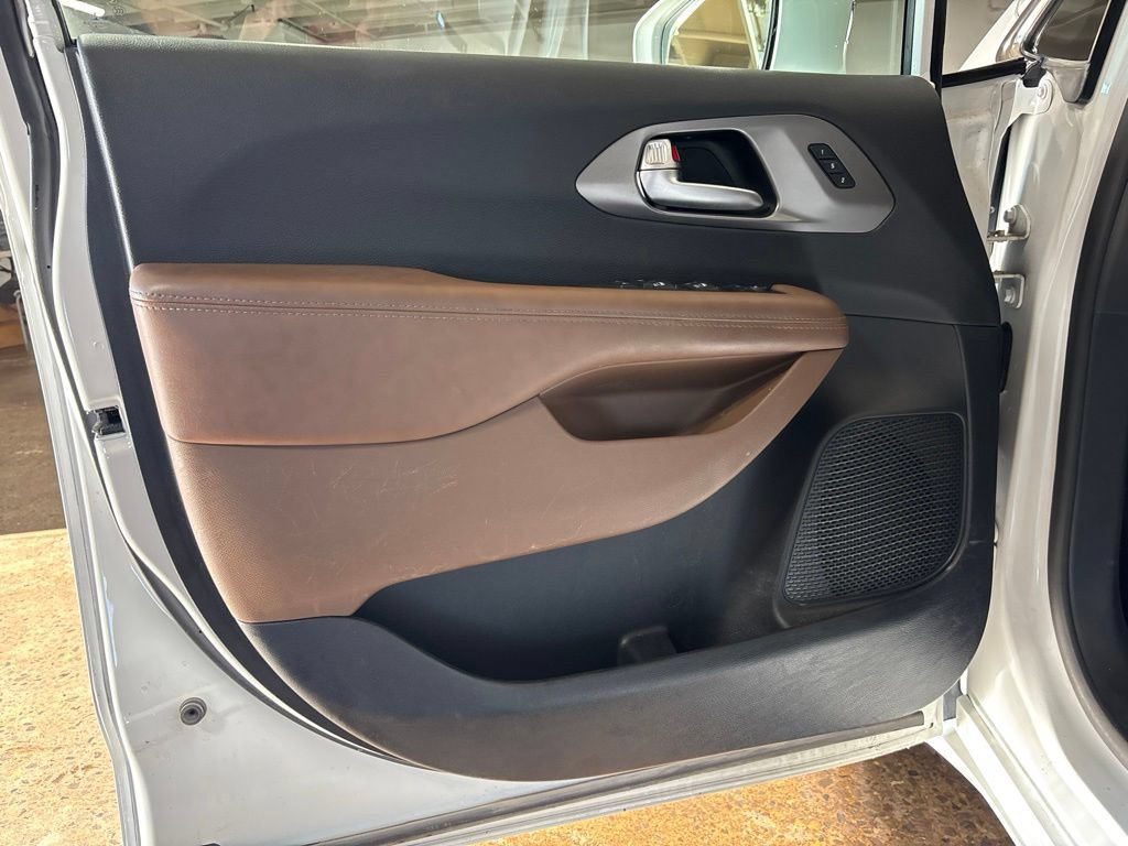 Used 2019 Chrysler Pacifica Limited FWD image 17