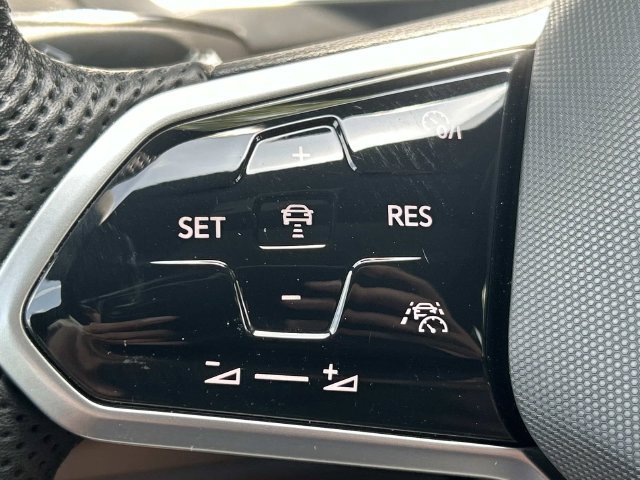 Used 2024 Volkswagen Tiguan SE R-Line FWD image 33