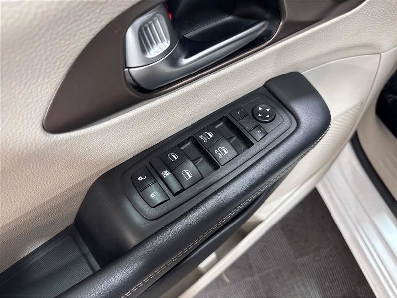 Used 2023 Chrysler Voyager LX FWD image 33