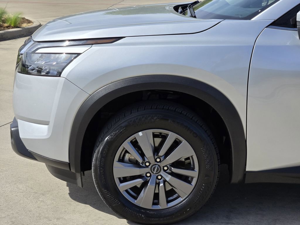 Used 2025 Nissan Pathfinder SV image 6