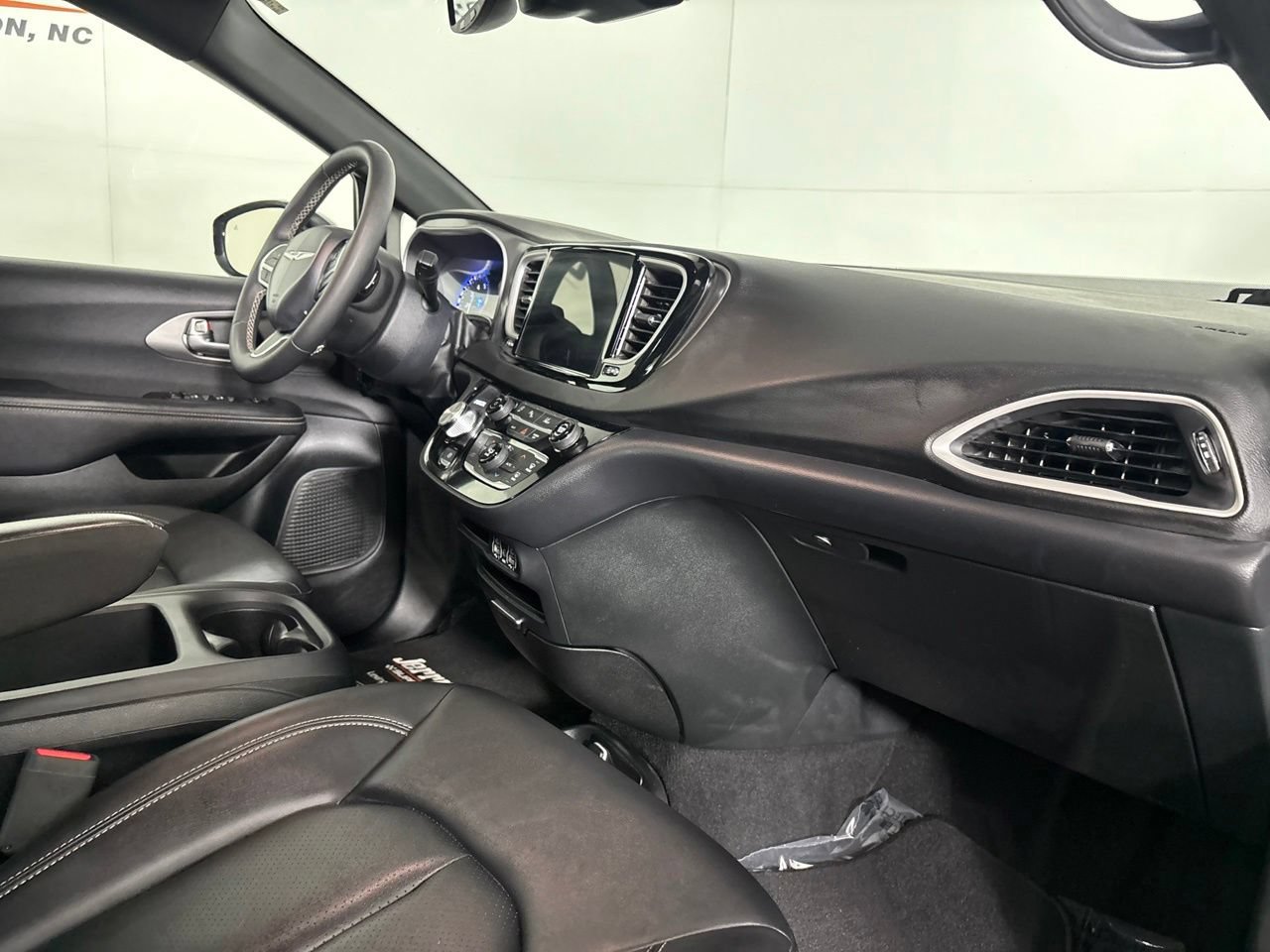 Used 2025 Chrysler Pacifica Select FWD image 28