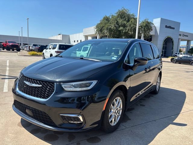 Used 2023 Chrysler Pacifica Touring-L FWD image 3