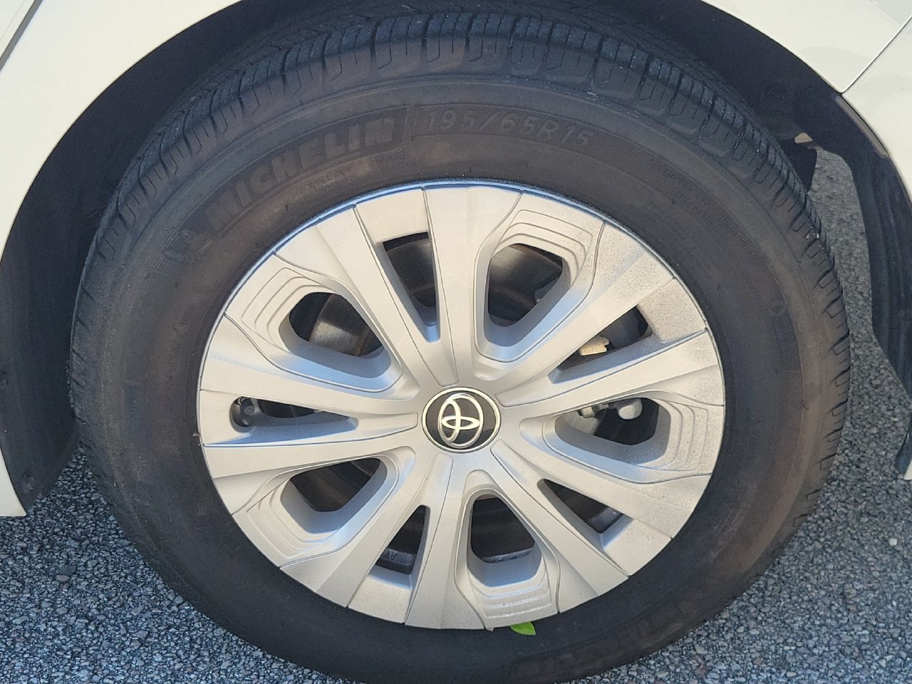 Used 2021 Toyota Prius LE FWD image 5