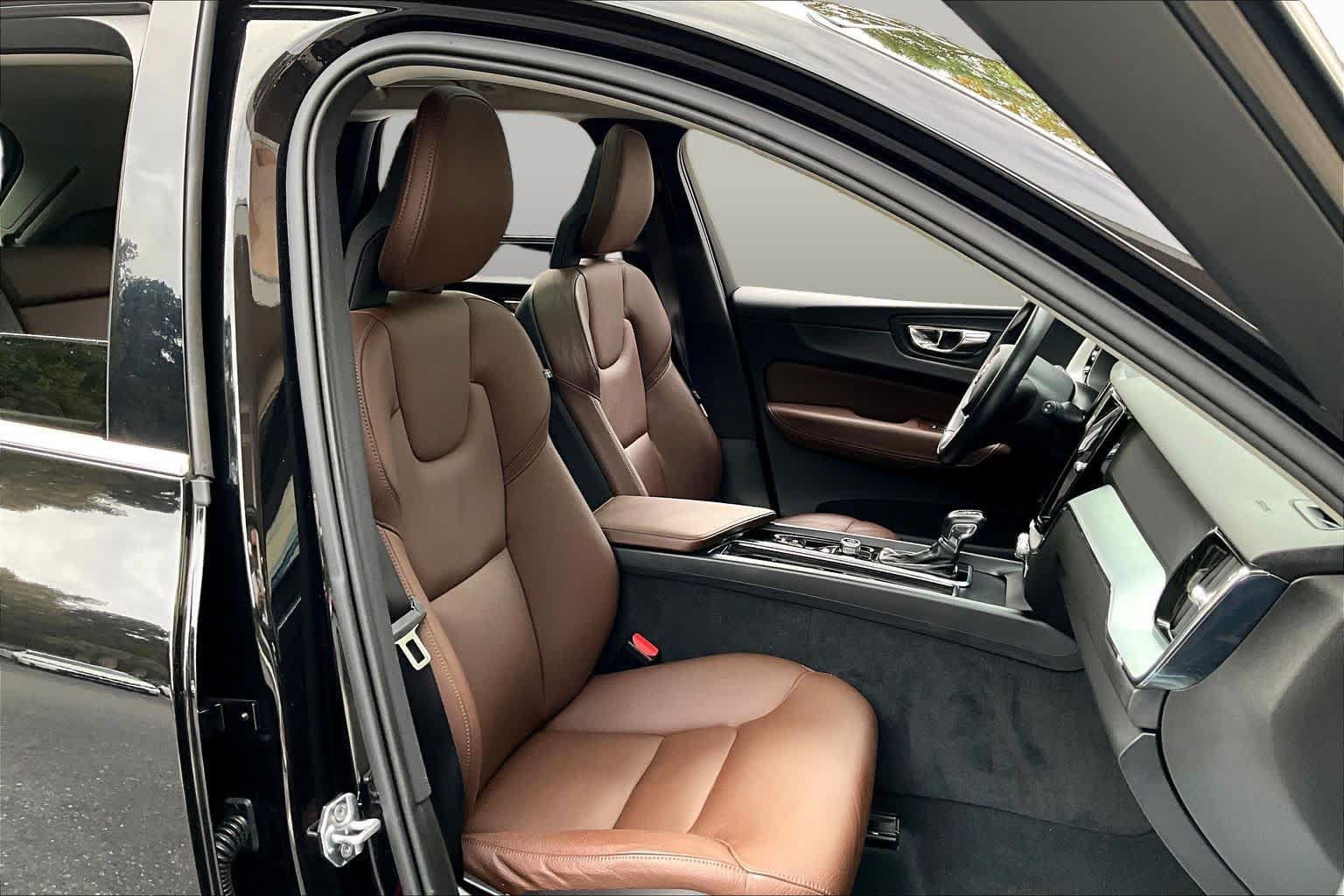 Used 2018 Volvo XC60 T6 Momentum w/ Convenience Package AWD/4WD image 8
