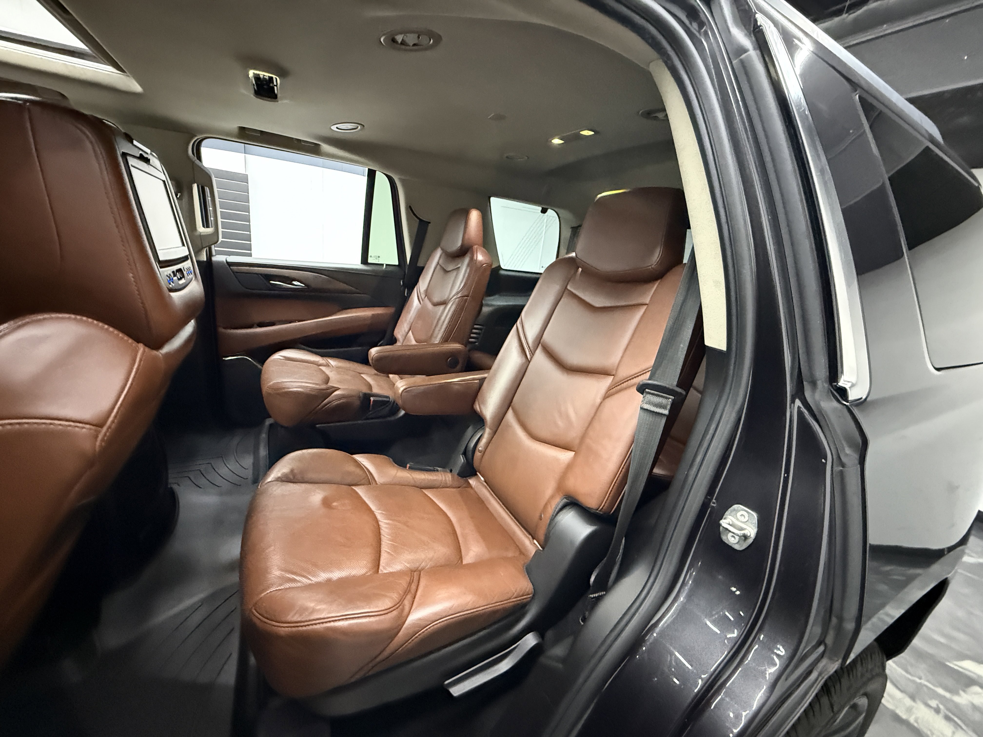 Used 2018 Cadillac Escalade Luxury AWD/4WD image 28