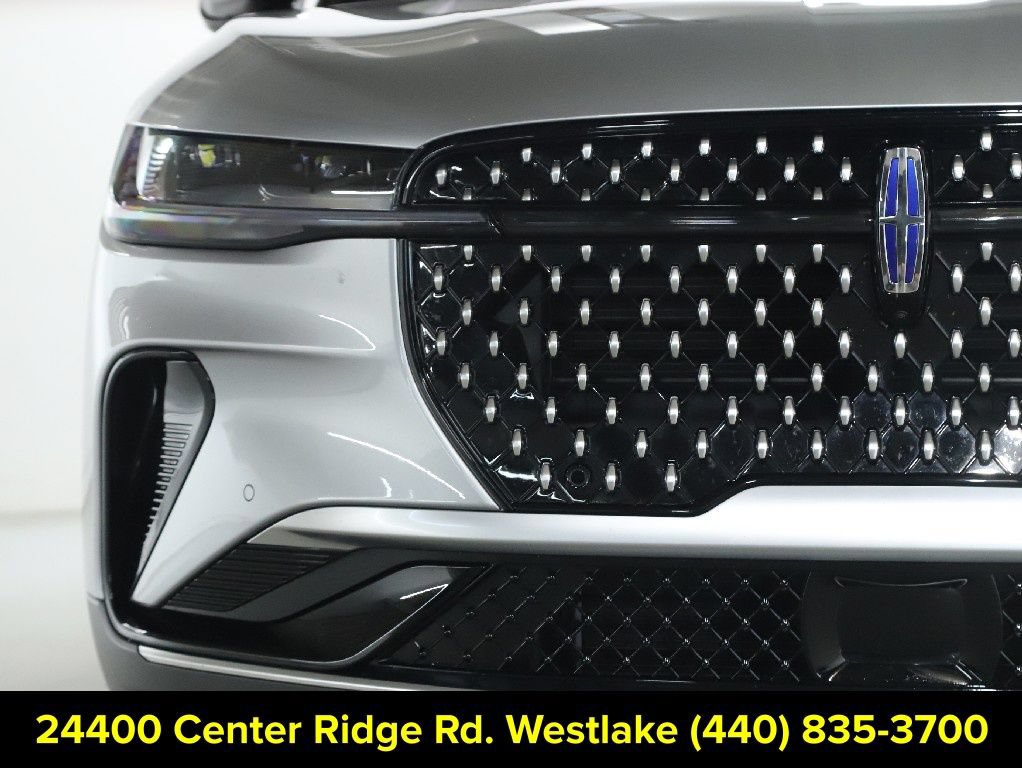 Used 2025 Lincoln Nautilus Premier AWD/4WD image 7