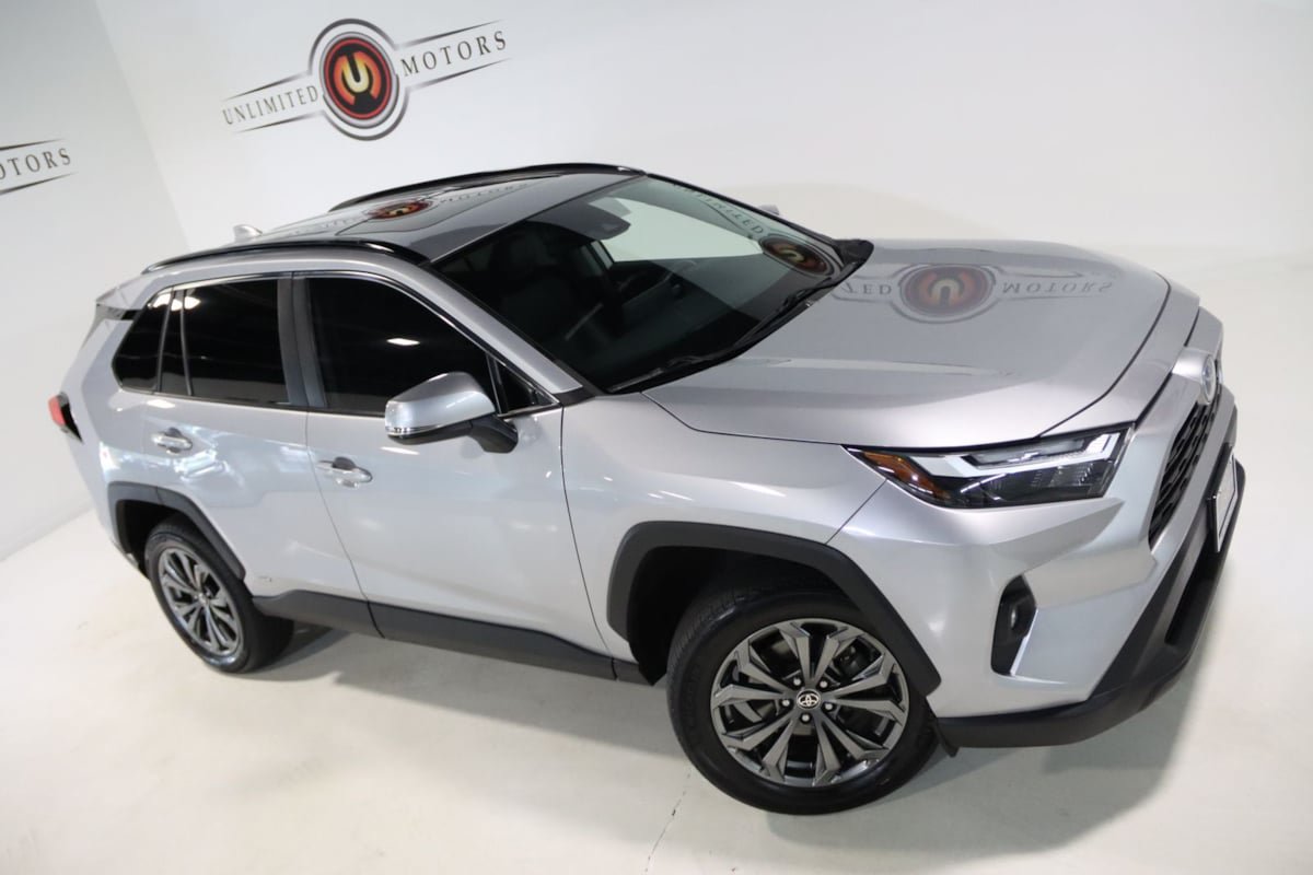 Used 2022 Toyota RAV4 XLE Premium AWD/4WD image 7