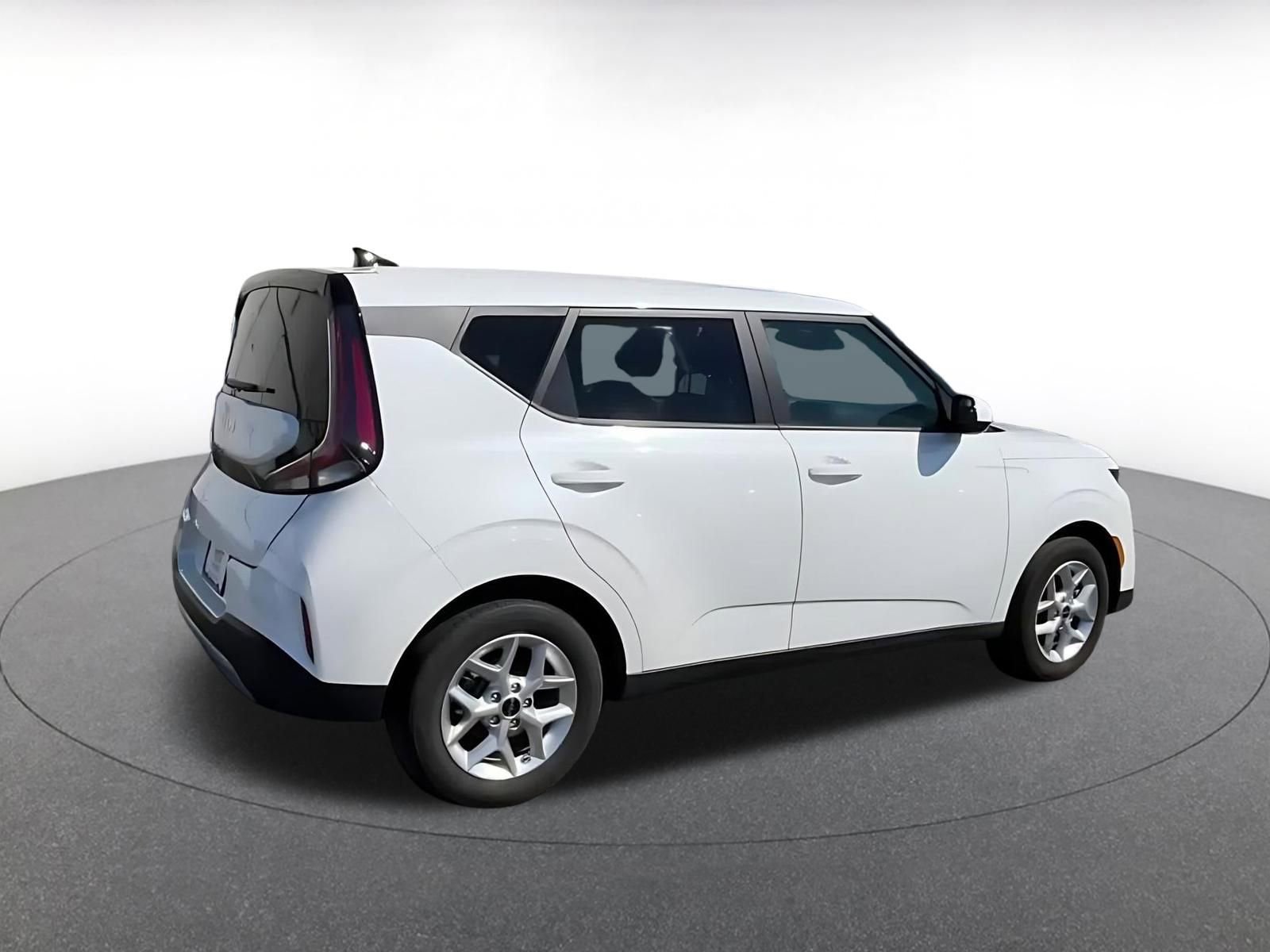 Used 2025 Kia Soul LX w/ LX Technology Package FWD image 13
