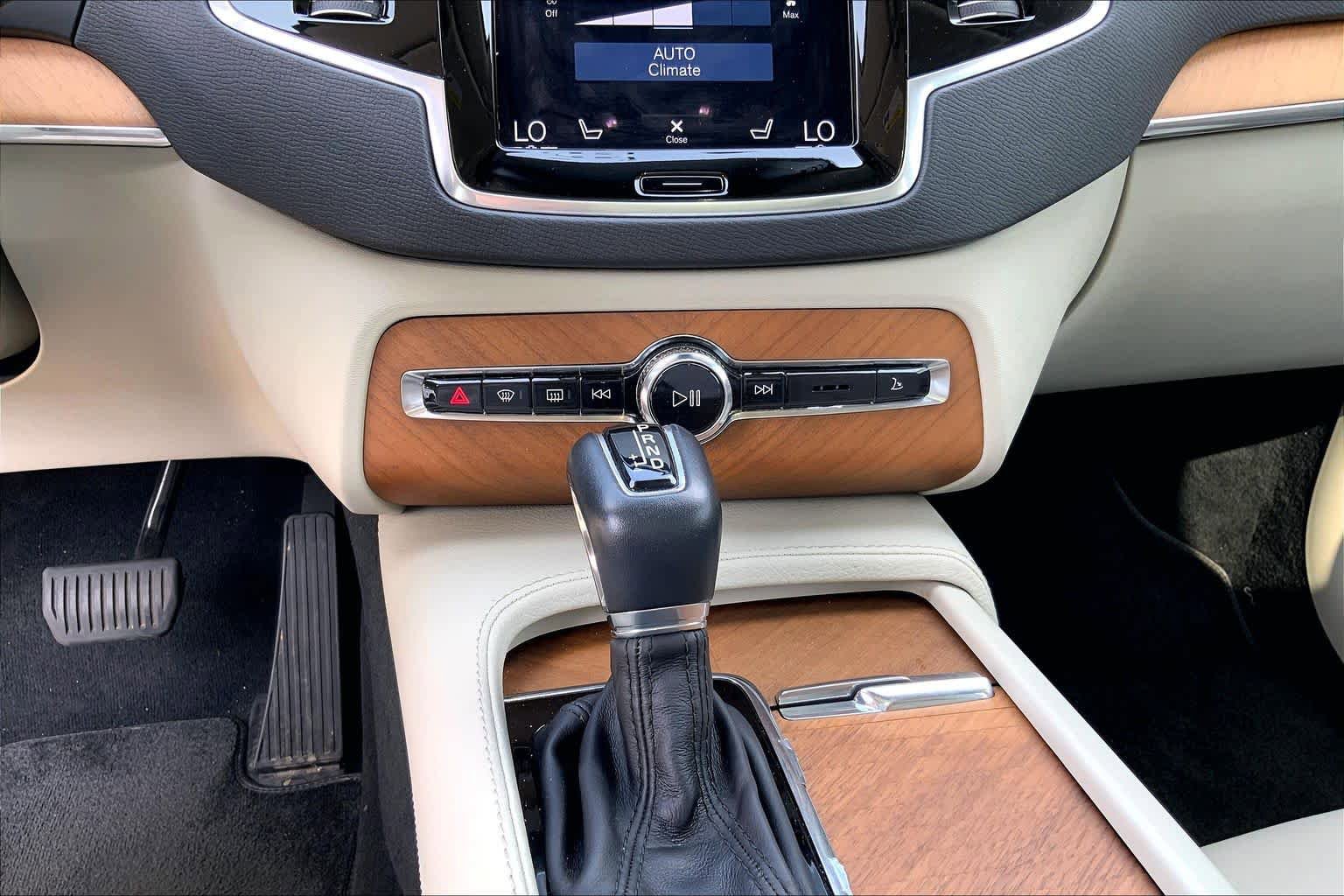 Used 2022 Volvo XC90 T6 Momentum w/ Advanced Package AWD/4WD image 32
