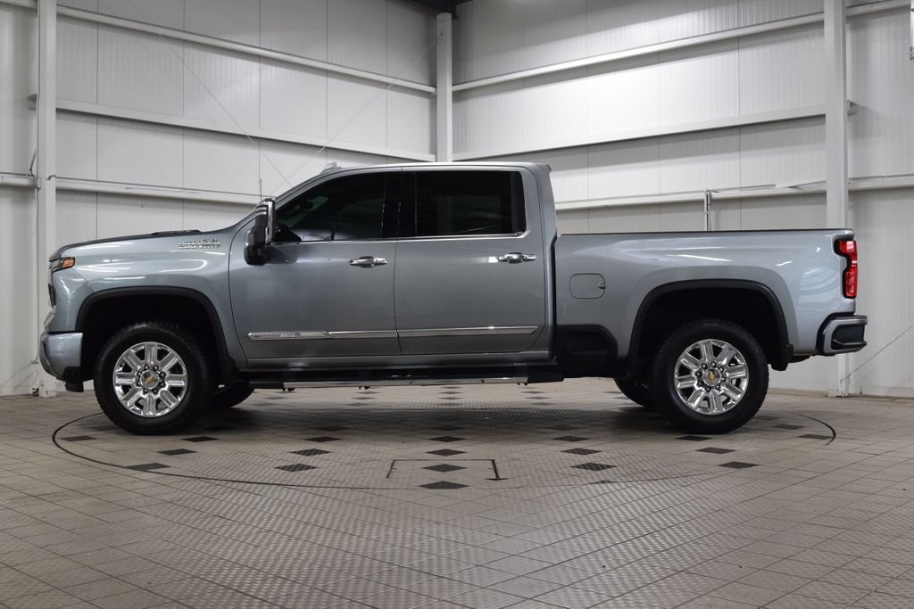 Used 2025 Chevrolet Silverado 2500 High Country w/ Technology Package AWD/4WD image 4
