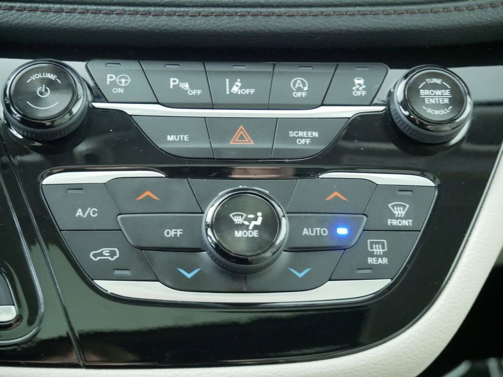 Used 2018 Chrysler Pacifica Limited w/ Tire & Wheel Group FWD image 30