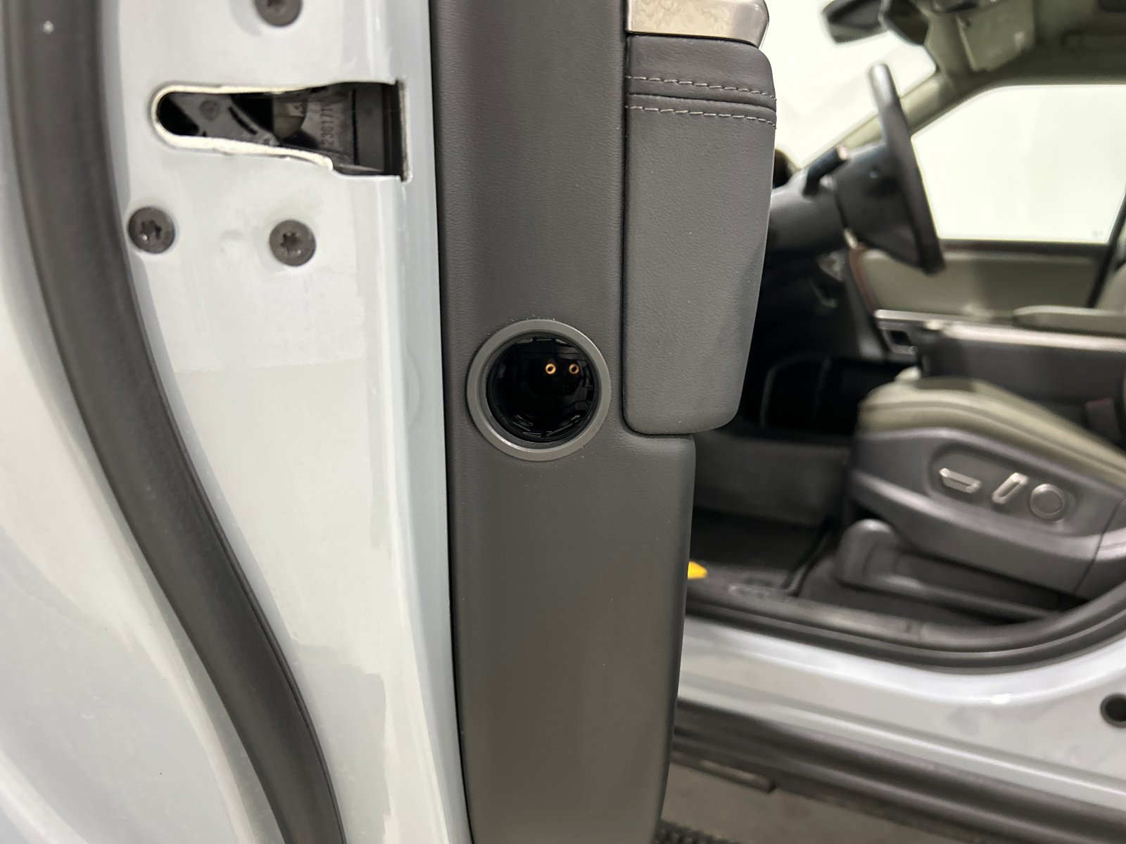 Used 2023 Rivian R1S Adventure AWD/4WD image 32