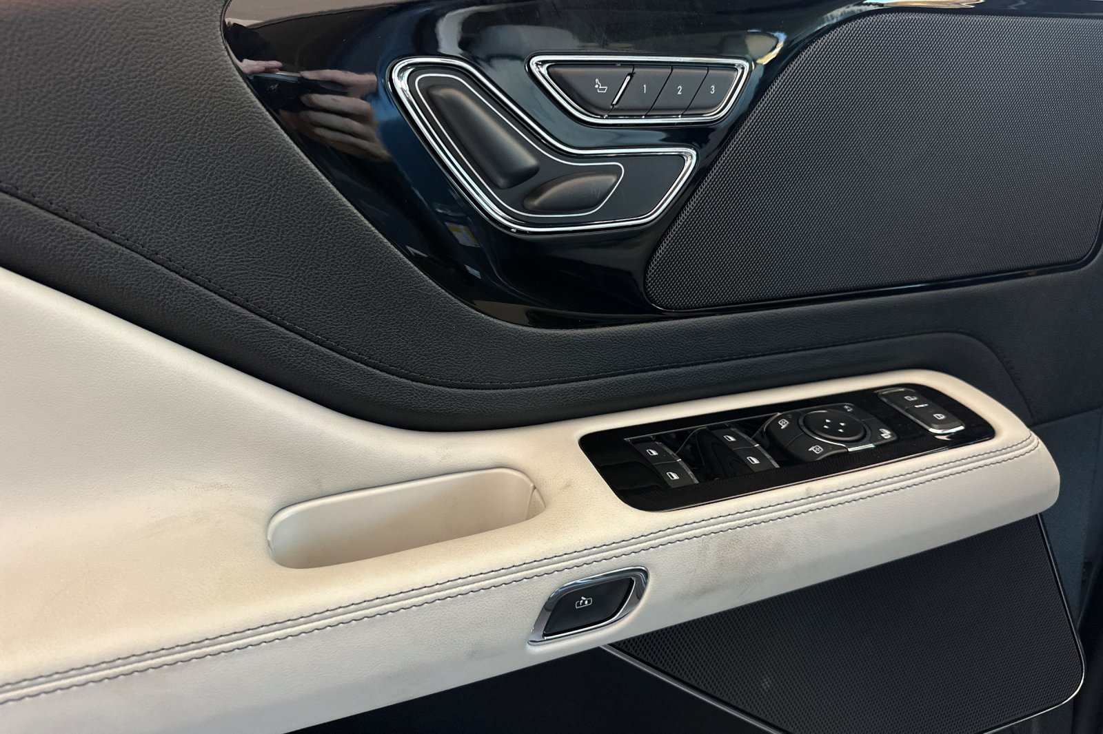 New 2026 Lincoln Aviator AWD image 10