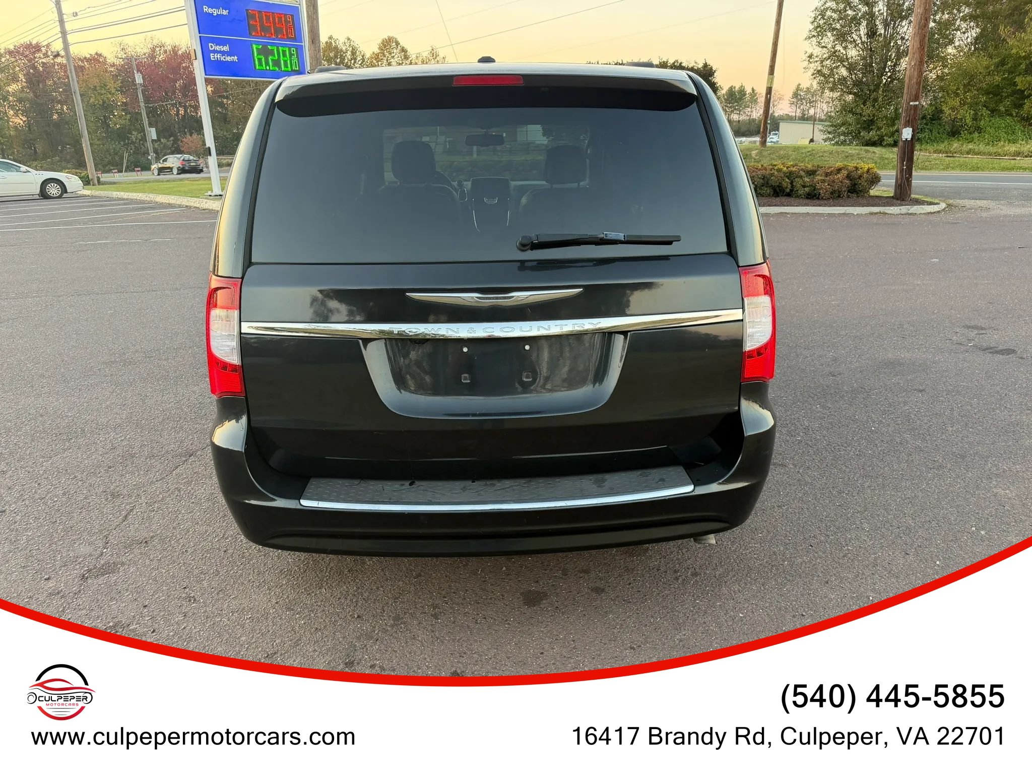 Used 2012 Chrysler Town & Country Touring w/ Entertainment Group #1 FWD image 4