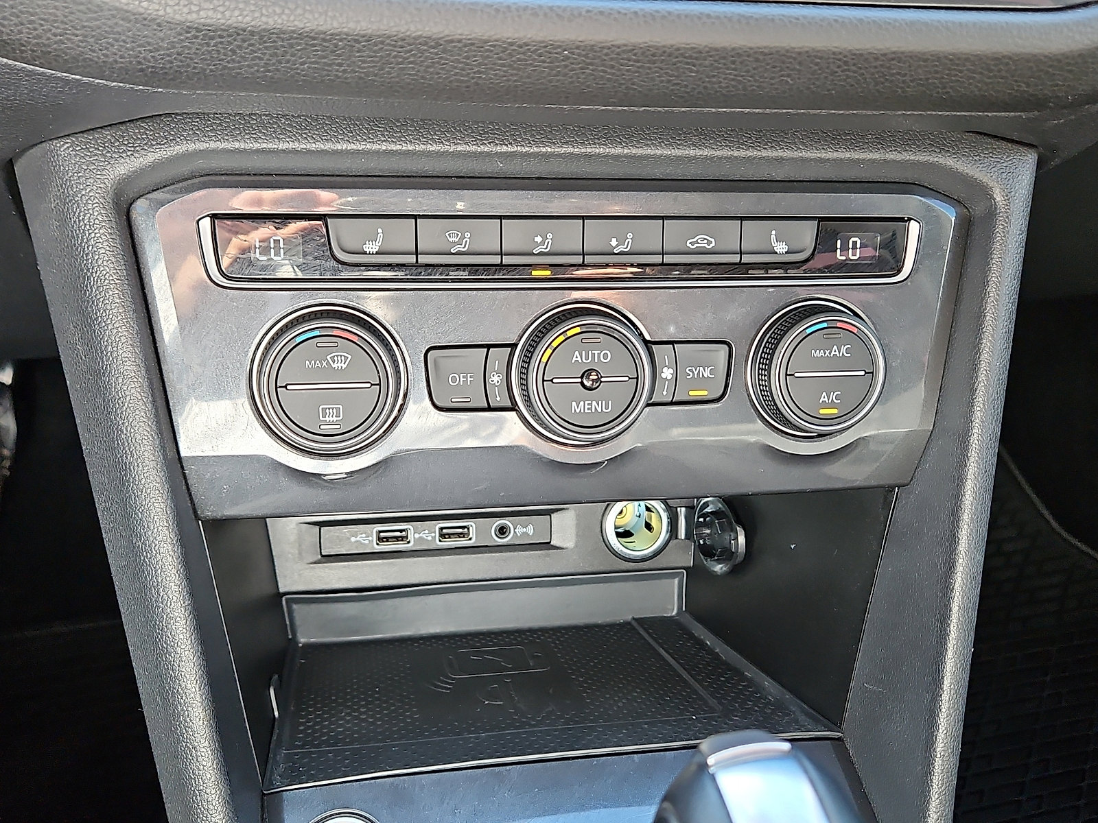 Used 2020 Volkswagen Tiguan SE w/ Panoramic Sunroof Package image 15