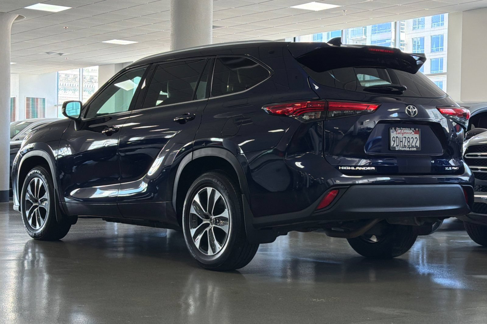 Used 2022 Toyota Highlander XLE AWD/4WD image 9