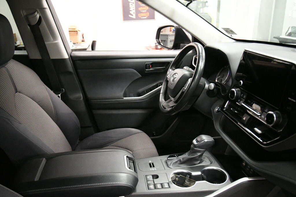 Used 2023 Toyota Highlander LE FWD image 31